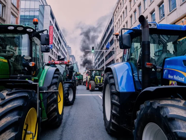 Tρακόσια τρακτέρ στους δρόμους της Βιέννης με αίτημα την αναγραφή της σήμανσης προέλευσης των προϊόντων- Δείτε βίντεο