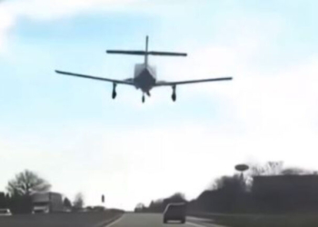 «Τρόμος» στις ΗΠΑ: Αναγκαστική προσγείωση αεροπλάνου στη μέση του δρόμου - Δείτε βίντεο