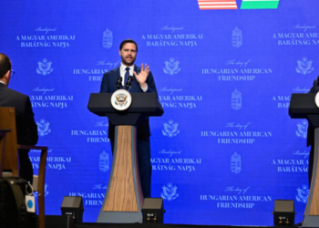 Τζέι Ντι Βανς: «Οι γραφειοκράτες των Βρυξελλών θέλουν να βάλουν ταφόπλακα στην οικονομία της Ουγγαρίας»