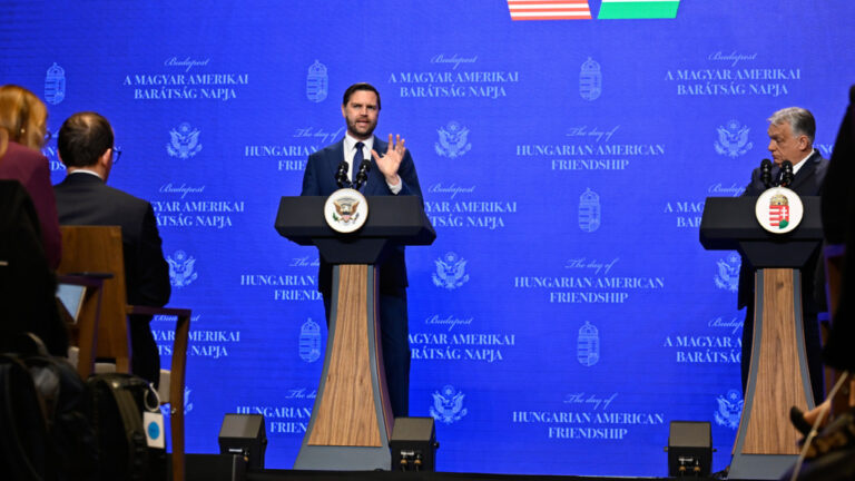 Τζέι Ντι Βανς: «Οι γραφειοκράτες των Βρυξελλών θέλουν να βάλουν ταφόπλακα στην οικονομία της Ουγγαρίας»