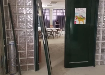 Βανδαλισμός σε σχολείο της Γλυφάδας: Μάρτυρας είδε νεαρούς να βγαίνουν από πολυτελές όχημα - Δείτε φωτό