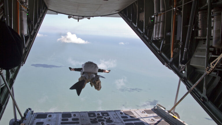Βαθιά σε ιρανικό έδαφος ο αγνοούμενος πιλότος του F-15 - Ποιοι είναι οι «Ελβετικοί Σουγιάδες» που τον αναζητούν