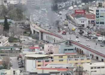 Βίντεο από την Κηφισού - Όχημα έπιασε φωτιά στη μέση του δρόμου
