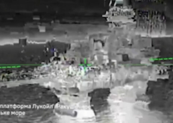 Βίντεο από την ουκρανική επίθεση σε ρωσικές πλατφόρμες εξόρυξης στην Κασπία Θάλασσα