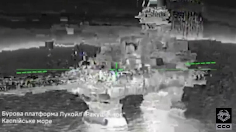 Βίντεο από την ουκρανική επίθεση σε ρωσικές πλατφόρμες εξόρυξης στην Κασπία Θάλασσα