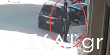 Βίντεο ντοκουμέντο: Η στιγμή που ο 89χρονος πιστολέρο φεύγει από τον ΕΦΚΑ Κεραμεικού