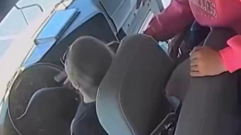 Βίντεο: Οδηγός σχολικού καταρρέει στο τιμόνι, μαθητές αντέδρασαν ψύχραιμα και αποφεύχθηκε τροχαίο