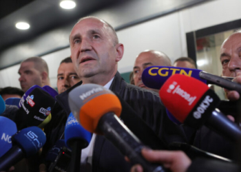 Βουλευτικές εκλογές στη Βουλγαρία: Αυτοδυναμία για τον φιλορώσο Ρούμεν Ράντεφ