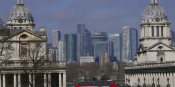 Βρετανία: «Φλερτ» με την ύφεση και φόβοι για μαζικές απολύσεις μέχρι τα μέσα του 2027