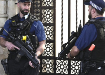 Βρετανία: Νεαρός συνελήφθη σε δικαστήριο για εμπρησμό ασθενοφόρων εβραϊκής οργάνωσης