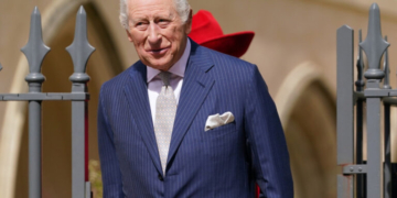 Βρετανία: Ο Κάρολος Γ' αποτίει φόρο τιμής στην μητέρα του, η οποία θα γινόταν 100 ετών
