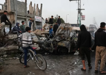 Xρησιμοποιούν συντρίμμια για να ξαναφτιάξουν δρόμους στη Λωρίδα της Γάζας