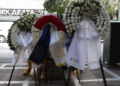 16 χρόνια από την τραγωδία της Marfin: Πολίτες αφήνουν λουλούδια στο μικρό μνημείο - Βίντεο