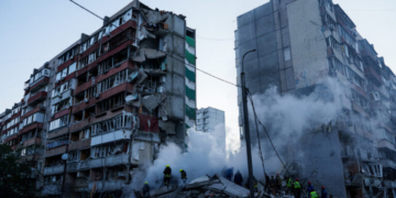 8 νεκροί και 45 τραυματίες από τους μαζικούς βομβαρδισμούς στο Κίεβο - «Ο κόσμος ούρλιαζε…»