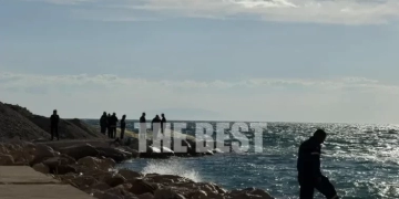 Αυτοκίνητο έπεσε στη θάλασσα στο Ρίο - Έρευνες για τυχόν επιβαίνοντες