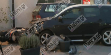 Αυτοκίνητο κατέληξε σε κατάστημα μετά από σφοδρή σύγκρουση στη Λεωφόρο Μαραθώνος