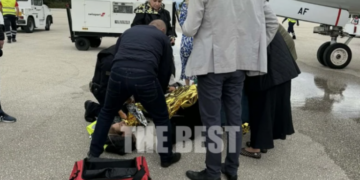 Άραξος: Κατέρρευσε σκάλα σε αεροσκάφος της TUI σε τελετή ονοματοδοσίας - Τρεις τραυματίες (Βίντεο)