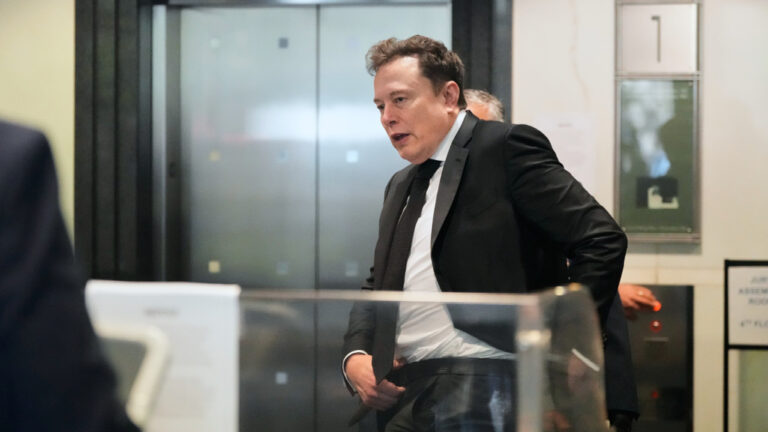 Bloomberg: Μασκ, Κουκ και πολλά στελέχη ακόμα θα συνοδεύσουν τον Τραμπ στην Κίνα