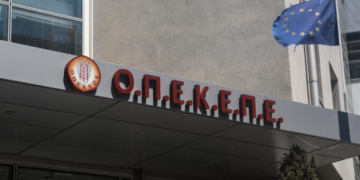 Εμπρηστική επίθεση σε κτίριο του ΟΠΕΚΕΠΕ στην Ομόνοια