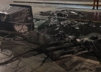 Έκλεισε η Αλεξάνδρας: Φωτιά σε κάδους και μηνύματα για τα Προσφυγικά - Δείτε βίντεο
