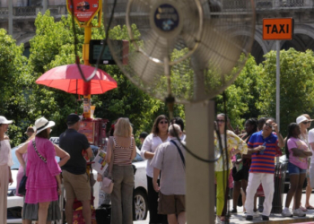 Εντείνεται το κύμα καύσωνα σε όλη τη δυτική Ευρώπη: «Πιο σοβαρό» λόγω της κλιματικής αλλαγής