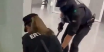Eπεισόδια στο αεροδρόμιο του Μπιλμπάο: Αστυνομικοί ξυλοκόπησαν ακτιβιστές του στολίσκου Sumud - Βίντεο