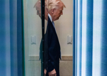 «Επικά οργισμένος» ο Τραμπ: Εξετάζει το ενδεχόμενο επανέναρξης του πολέμου στο Ιράν