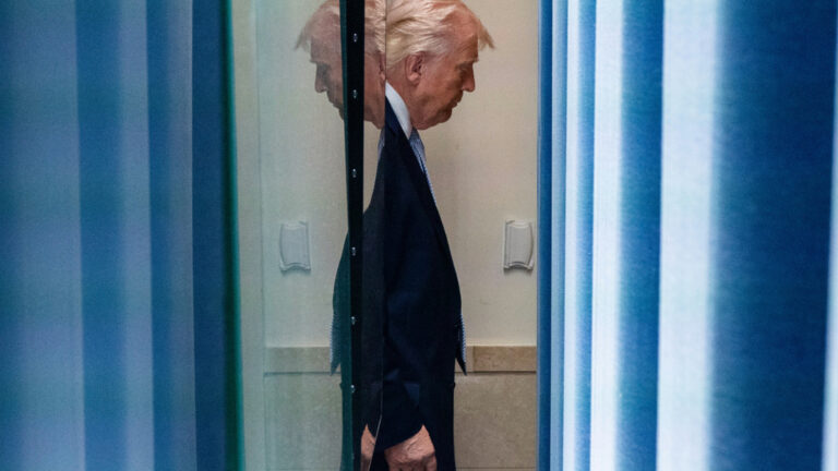 «Επικά οργισμένος» ο Τραμπ: Εξετάζει το ενδεχόμενο επανέναρξης του πολέμου στο Ιράν