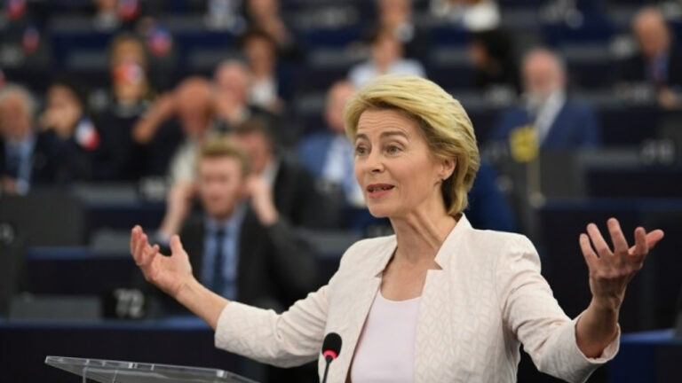 Φον ντερ λάιεν: Bήμα προς ένα «ισορροπημένο» διατλαντικό εμπόριο η συμφωνία ΕΕ - ΗΠΑ για τους δασμούς