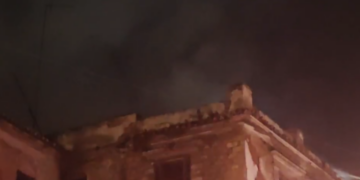 Φωτιά σε εγκαταλελειμμένο κτίριο στο Κουκάκι - Δείτε βίντεο