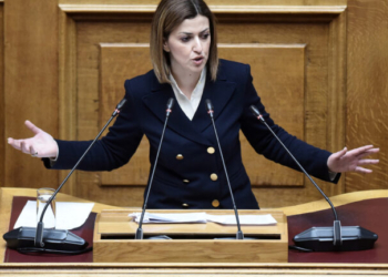 Η Ειρήνη Αγαπηδάκη αισθάνθηκε αδιαθεσία στη Βουλή - Μεταφέρθηκε με ασθενοφόρο στο Νοσοκομείο