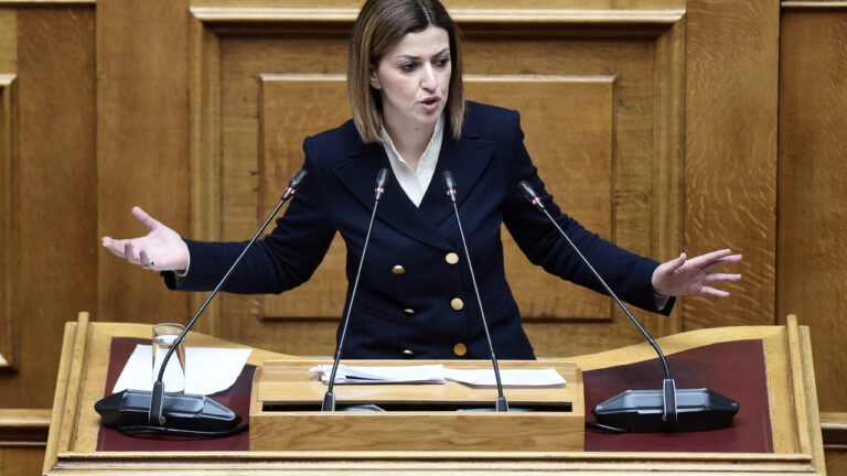 Η Ειρήνη Αγαπηδάκη αισθάνθηκε αδιαθεσία στη Βουλή - Μεταφέρθηκε με ασθενοφόρο στο Νοσοκομείο