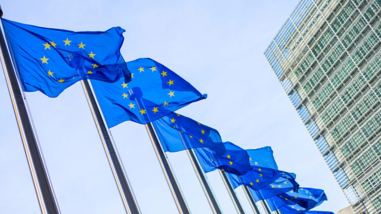 Η Ευρωπαϊκή Ενωση «δεν θα αλλάξει τη θέση και την παρουσία της» στο Κίεβο