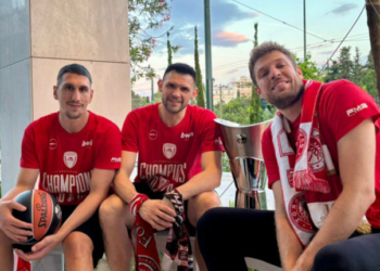 Η καλημέρα των Βεζένκοφ, Πανανικολάου και Λαρεντζάκη με την κούπα