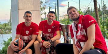 Η καλημέρα των Βεζένκοφ, Πανανικολάου και Λαρεντζάκη με την κούπα