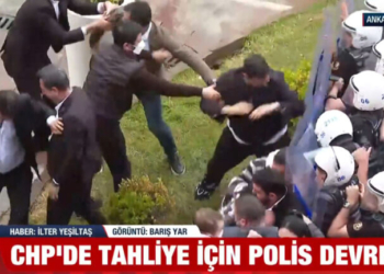 Η τουρκική αστυνομία εισέβαλε στα κεντρικά γραφεία του CHP για να εκδιώξει τους ανατραπέντες ηγέτες