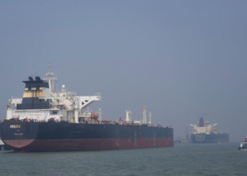 ΗΑΕ: Το Ιράν εκτόξευσε drones εναντίον πετρελαιοφόρου της ADNOC στο Ορμούζ