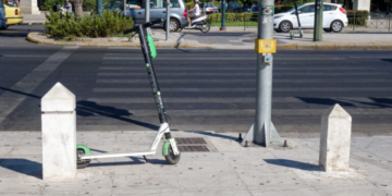 Ιερά Οδός: Συνελήφθη οδηγός πατινιού υπό την επήρεια αλκοόλ - Έπεσε πάνω σε σταθμευμένο αυτοκίνητο