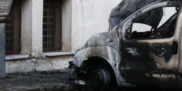 Ηράκλειο: Κλούβα «έπιασε» φωτιά εν κινήσει