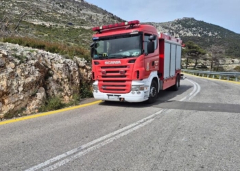 Ηράκλειο: «Μάχη» με τις φλόγες στο παλιό λατομείο – Ισχυρές δυνάμεις της πυροσβεστικής στο σημείο