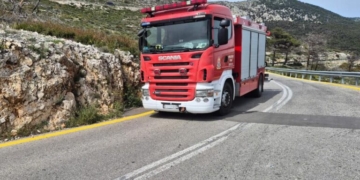 Ηράκλειο: «Μάχη» με τις φλόγες στο παλιό λατομείο – Ισχυρές δυνάμεις της πυροσβεστικής στο σημείο