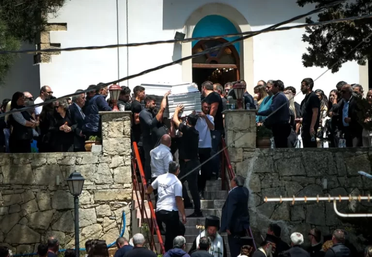 Ηράκλειο: Σε κλίμα οδύνης το τελευταίο «αντίο» στον 21χρονο που δολοφονήθηκε