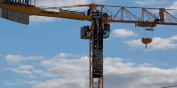 Κατάληψη γερανού στην Αλεξάνδρας από ακτιβιστές: Ανάρτησαν πανό για τα Προσφυγικά - Δείτε βίντεο