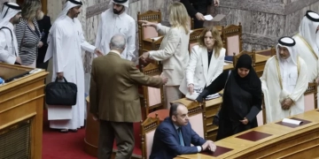 Καταριανοί με κελεμπίες «κατέκλυσαν» την Ελληνική Βουλή