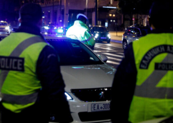 Κινηματογραφική καταδίωξη στην Αθήνα: Ο οδηγός έκανε αναστροφή και συγκρούστηκε με περιπολικό