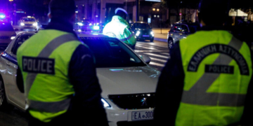 Κινηματογραφική καταδίωξη στην Αθήνα: Ο οδηγός έκανε αναστροφή και συγκρούστηκε με περιπολικό