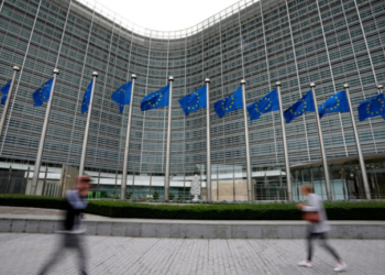Κομισιόν για δασμούς Τραμπ: «Δεν θα ξεκινήσουμε μια κλιμάκωση απειλών»