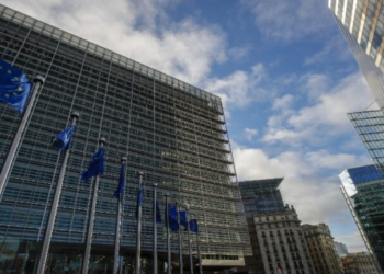 Κομισιόν: Να επανέλθουν άμεσα οι όροι της συμφωνίας ΕΕ-ΗΠΑ για τους δασμούς