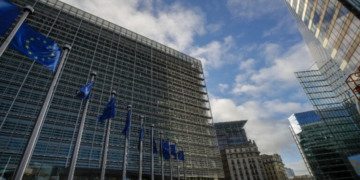 Κομισιόν: Να επανέλθουν άμεσα οι όροι της συμφωνίας ΕΕ-ΗΠΑ για τους δασμούς