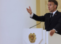 Μακρόν: Όλες οι επιλογές στο τραπέζι για τους αμερικανικούς δασμούς στα αυτοκίνητα